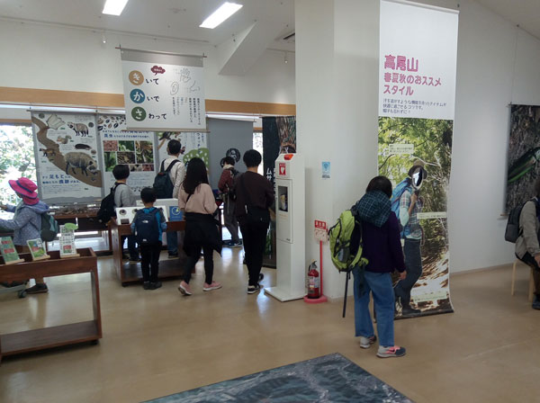 高尾ビジターセンターには解説員が常駐しており、高尾山の歴史や人と自然の関わり方動植物の情報なども提供しています。